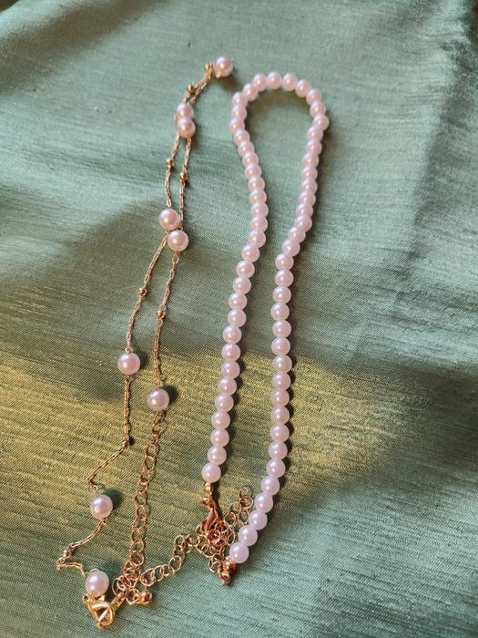 Zestaw dwóch naszyjników ze sztucznych pereł