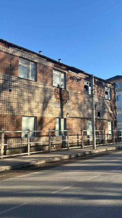 Продаж комерційної будівлі та земельної ділянки м Броди Львівська обл