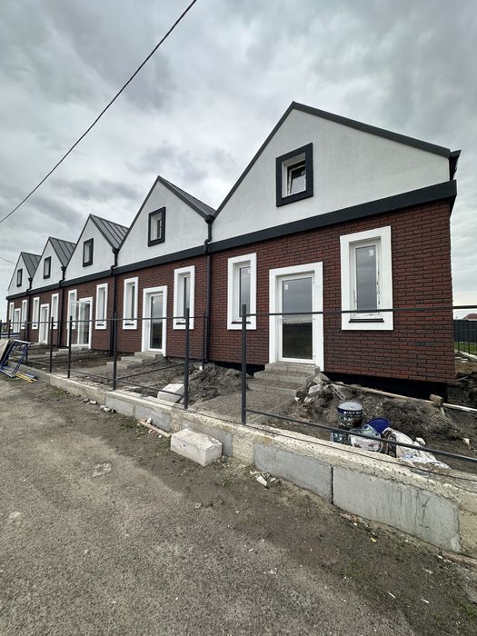 Таунхаус з власним двориком . Супер ціна !