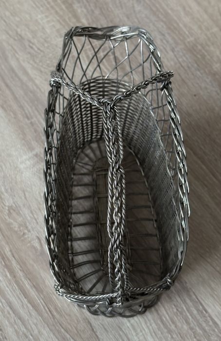 Metalowy koszyk do serwowania wina