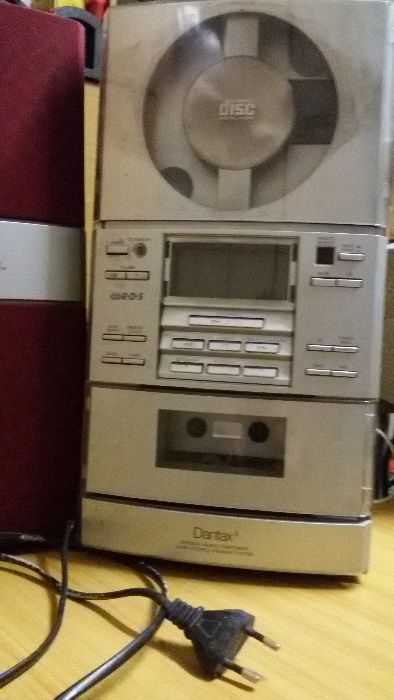 Leitor de CD`s + rádio + leitor de cassetes