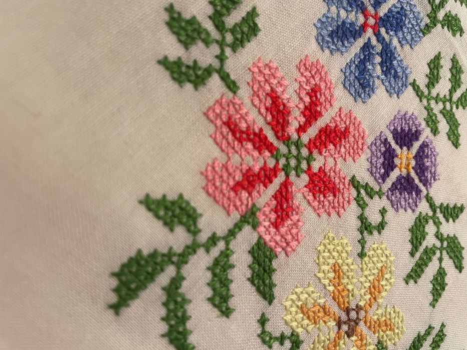 Toalha bordada à mão em ponto cruz