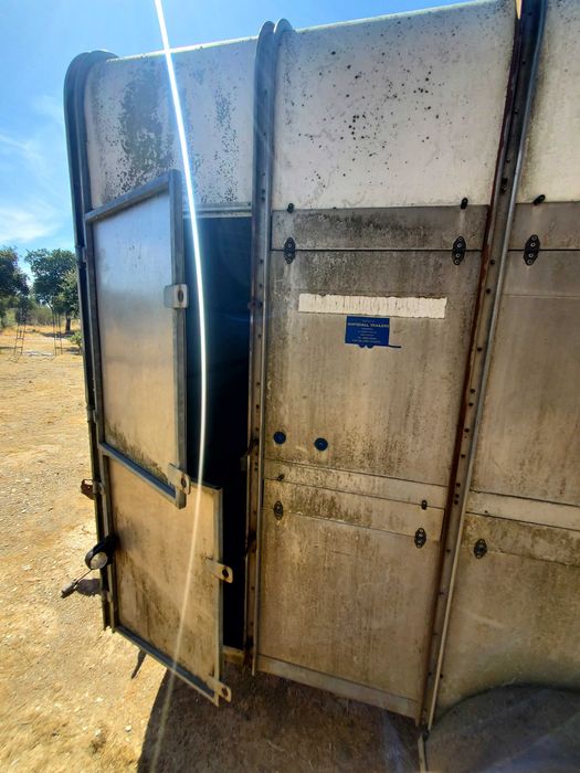 reboque para animais para venda