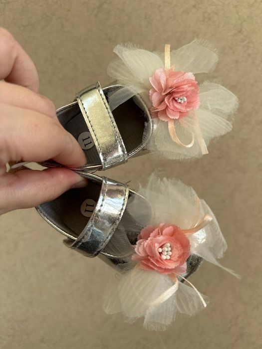 Нарядні пінетки -сріблясті з квітами