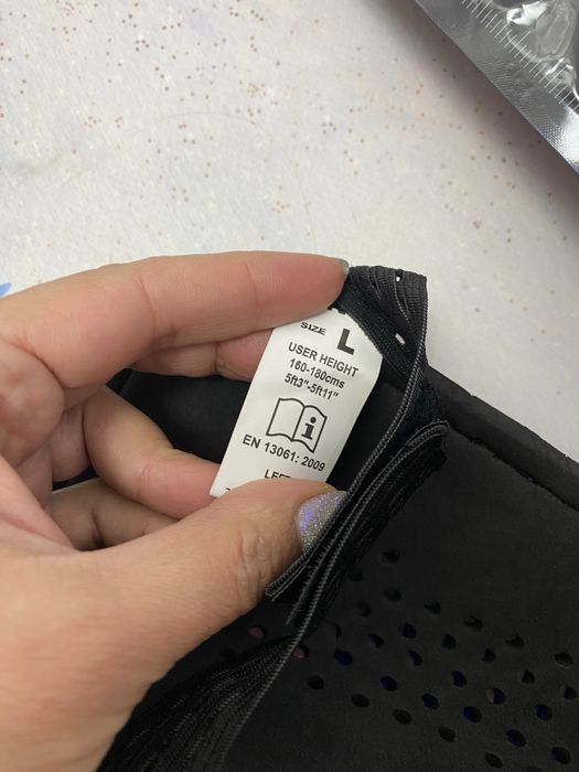 Спортивні речі футбольні щитки Mitre, наколінники, рукавички