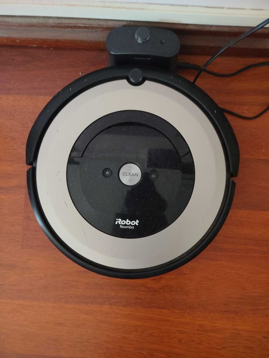 Robot de limpeza, aspirador com sensor de volta a casa.Vendo por já não precisar,tem pouco uso