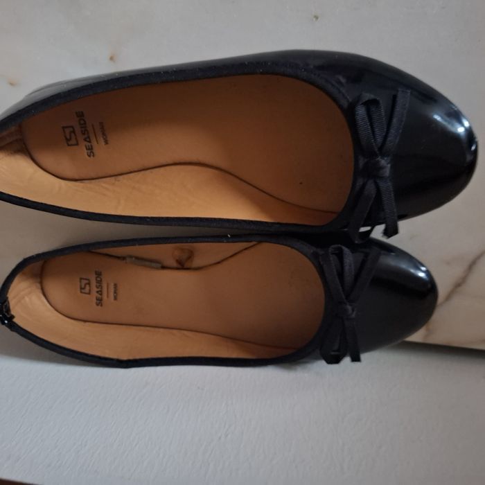 Sapatinho preto com lacinho.  N:36 verniz preto