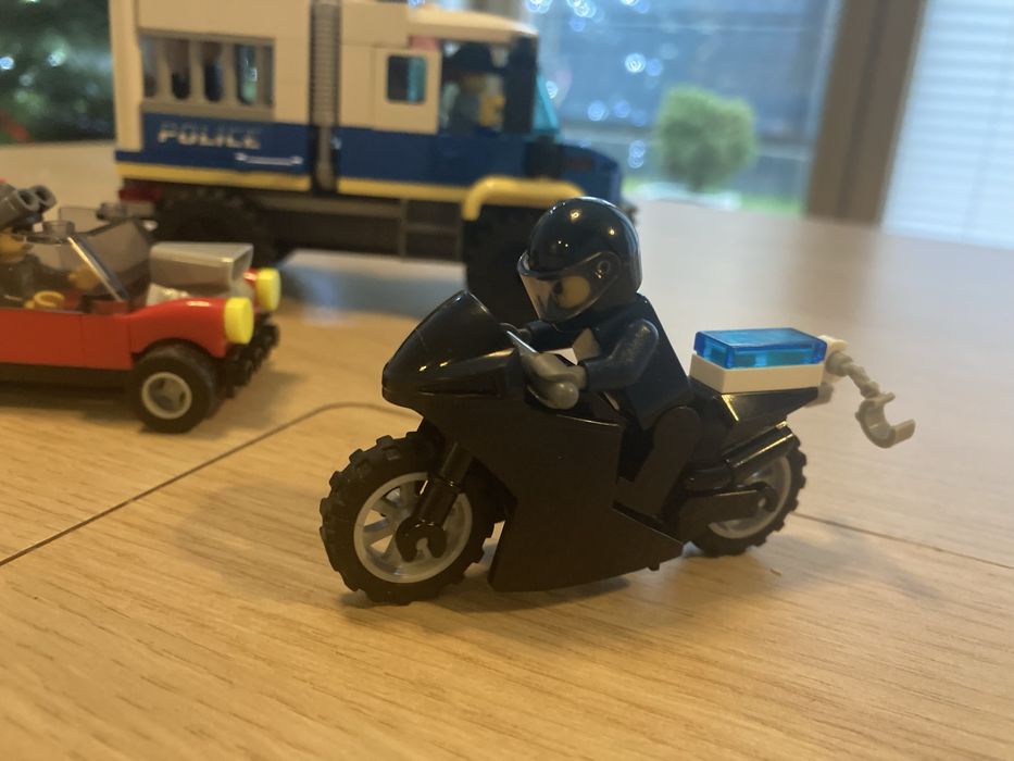 Lego City policyjny konwój więzienny 60276