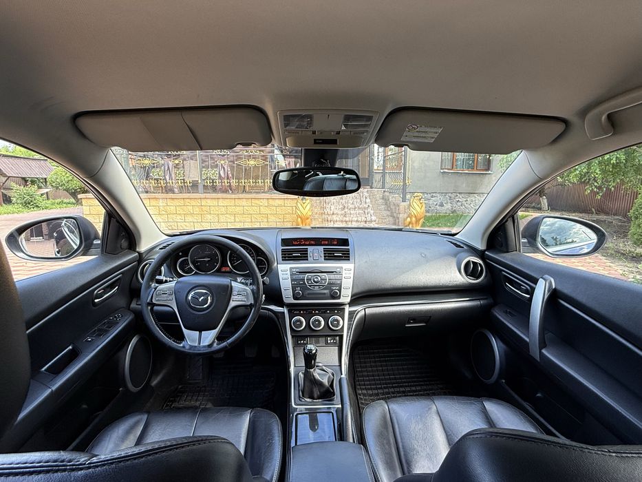 Продам свой  автомобиль MAZDA 6