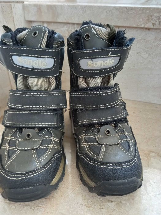 Zimowe buty chłopięce.