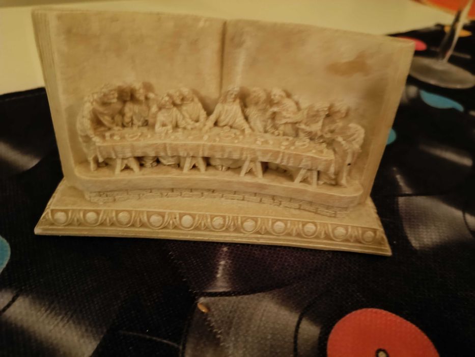 Peça em marfinite sobre a última ceia