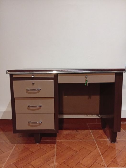 Vendo secretária de metal com o tampo em couro