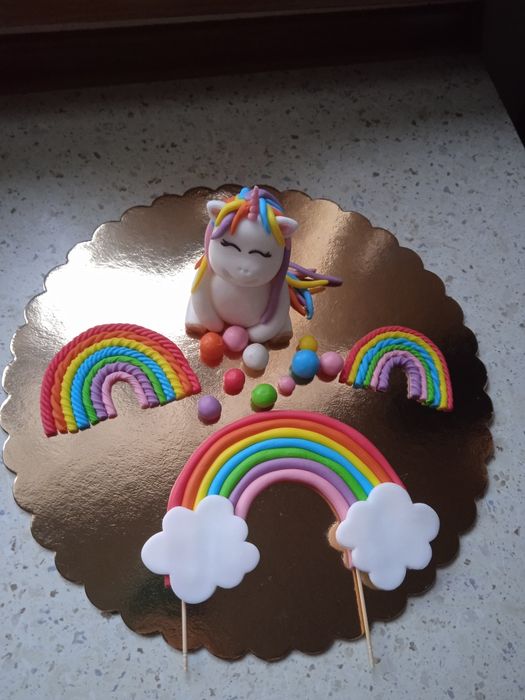 Zestaw ozdób na tort jednorożec tęcza