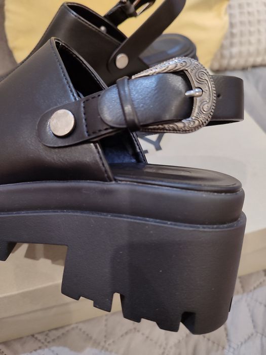 Nowe buty o oryginalnym fasonie na platformie rozmiar 38 ONLY