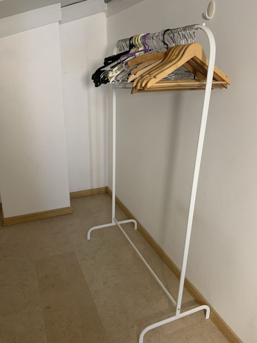 Cabideiro de Roupas com cabides