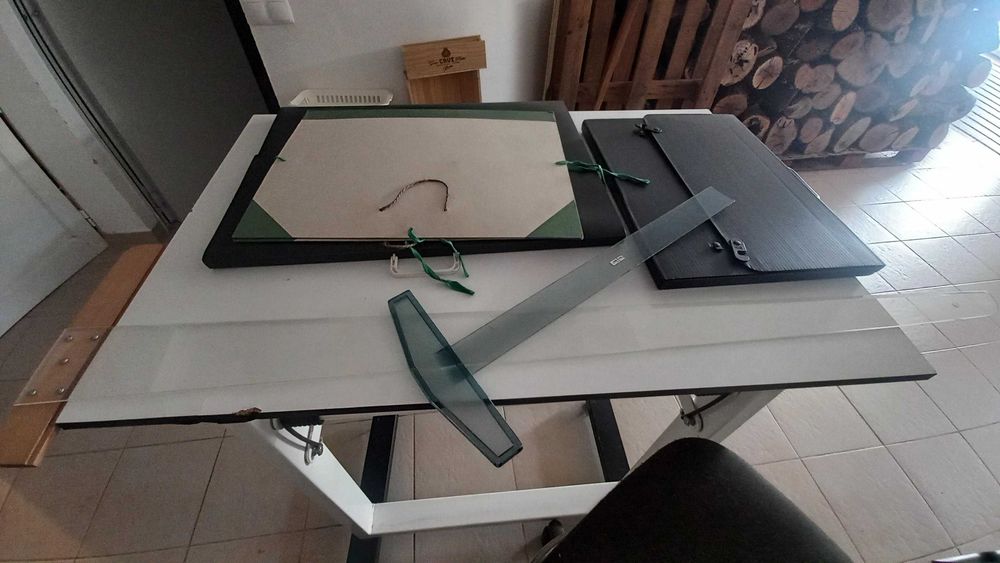 Estirador, cadeira rotativa e candeeiro