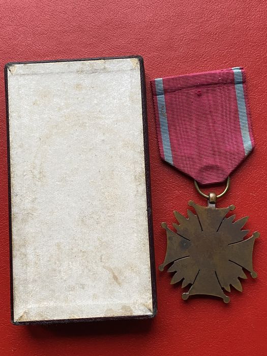 Brązowy Krzyż Zasługi II RP z etui