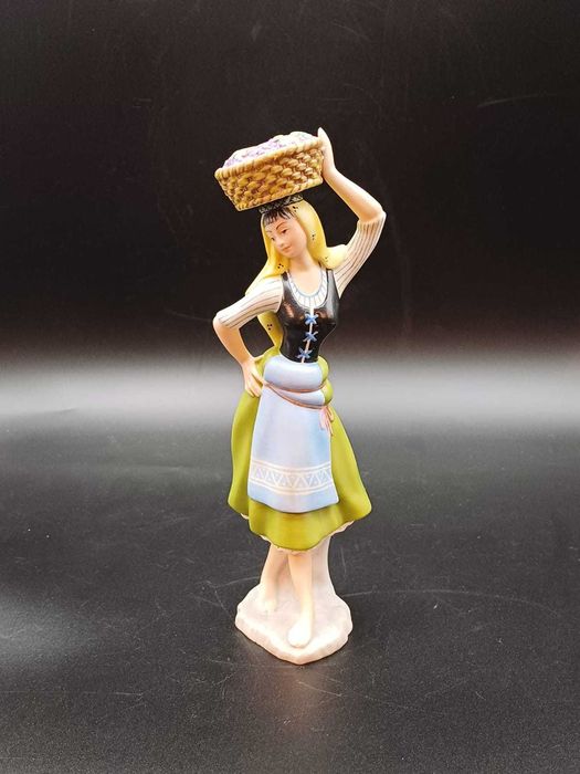 Esculturas das Regiões de Portugal da Vista Alegre