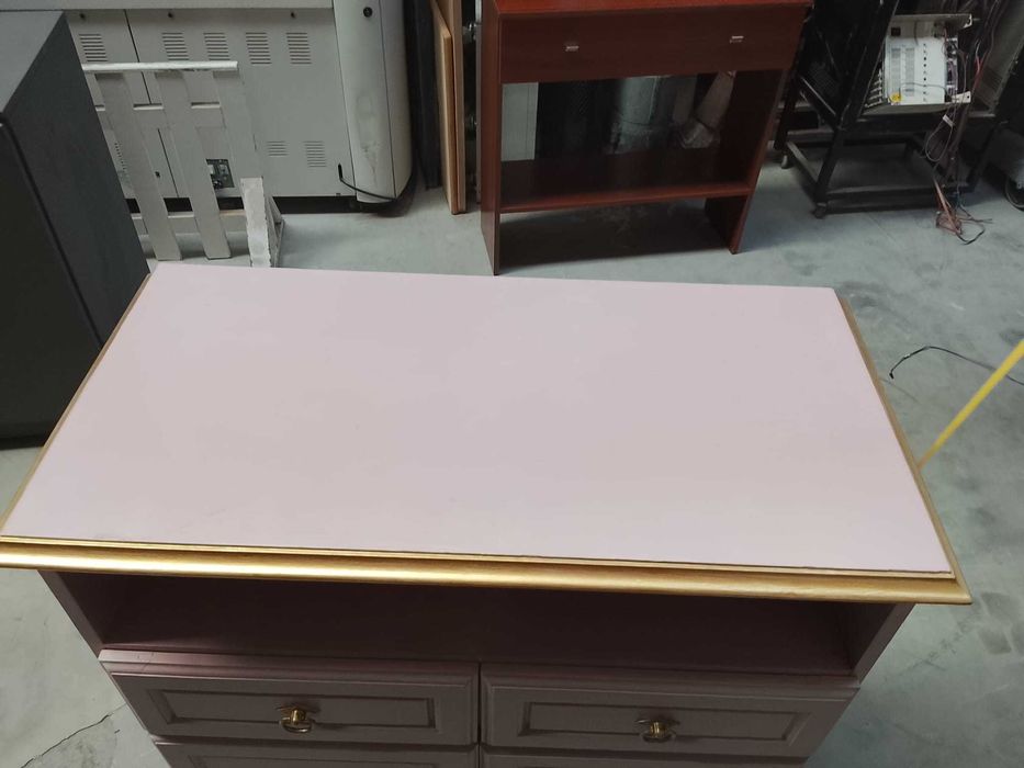 Móvel Pintado na Cor rosa e dourado