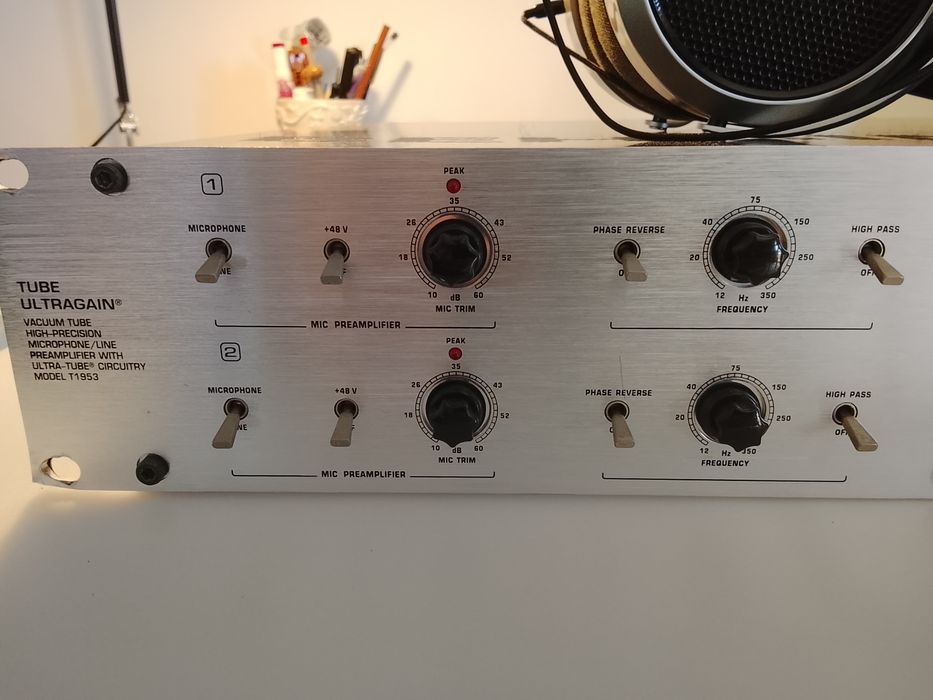 Behringer T1953 Ultragain pré amp valvulado