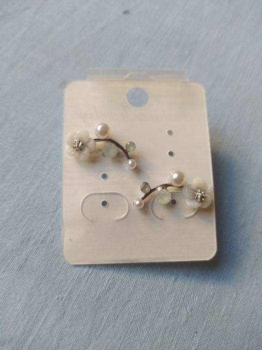Brincos prateados com flores brancas e pérolas NOVOS