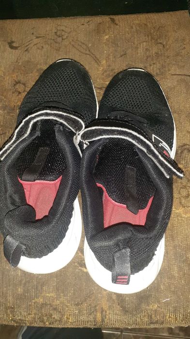 Продам детские кроссовки