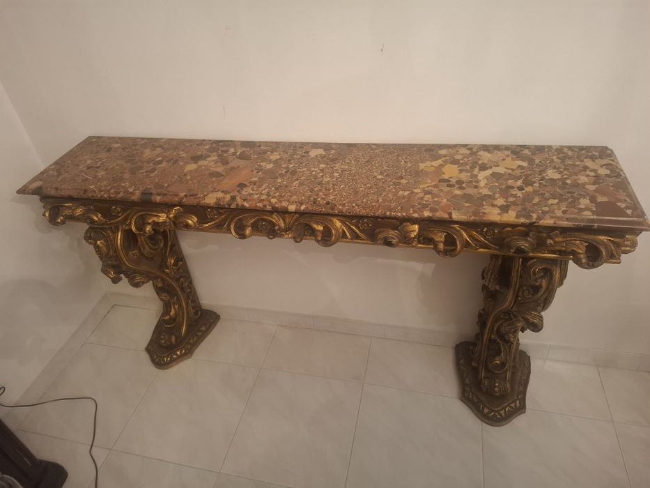 Credencia dourada com pedra e espelho