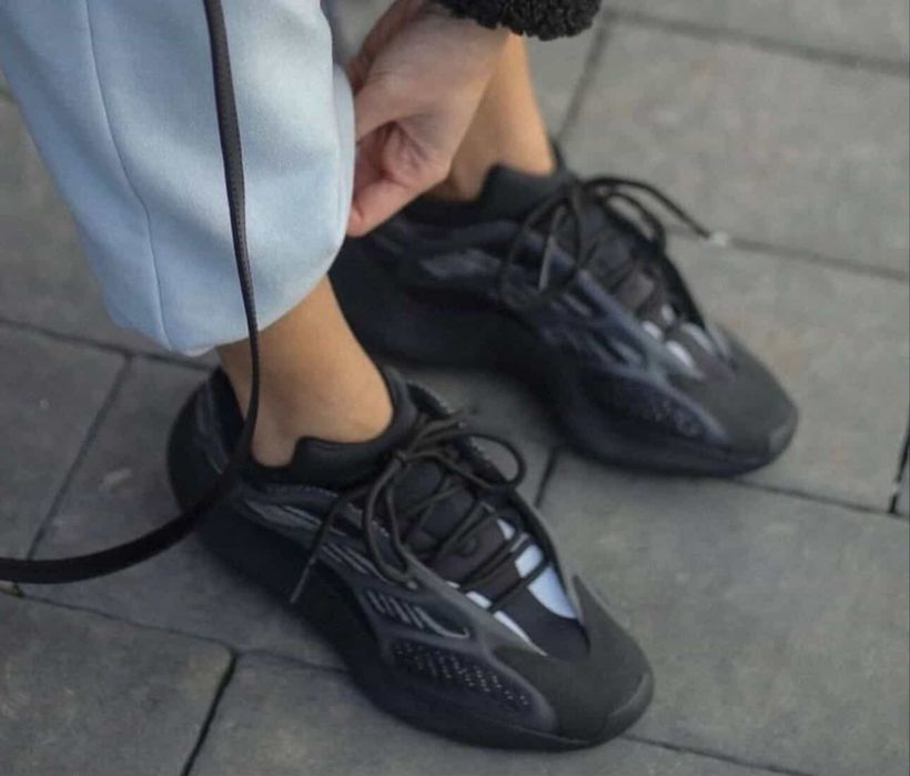 Жіночі кросівки adidas yeeze 700 v3