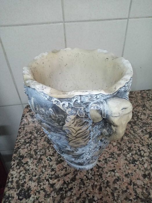 Vaso asiático vintage esculpido em resina com alças de elefante 27cm