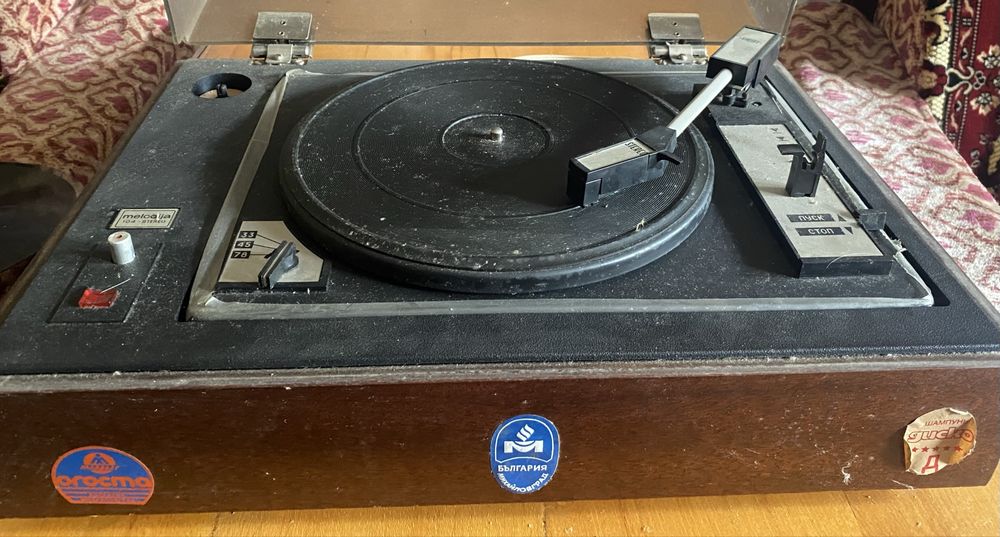 Продається та програвач у робочому стані. Є пластинки до п