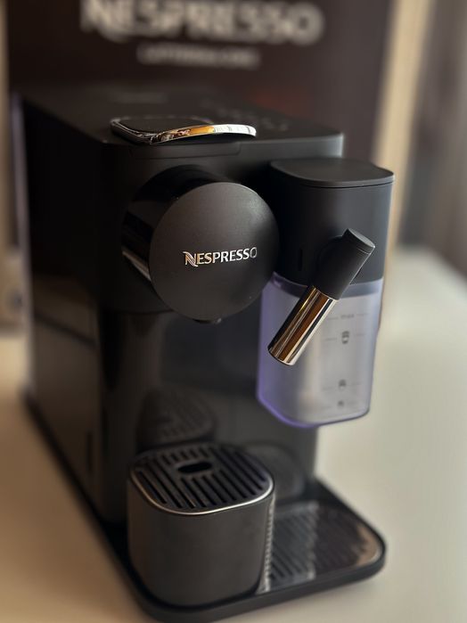 Máquina de café Nespresso Latissima One Delonghi Preta + acessórios