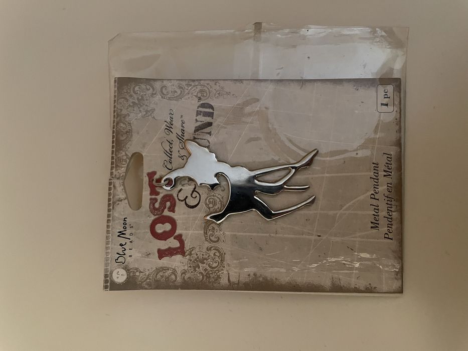 Pendente para colar, em forma de um pequeno veado