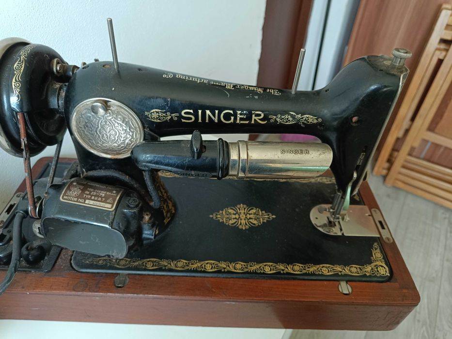 Antyczna Maszyna do Szycia SINGER w Oryginalnej Drewnianej Skrzyni