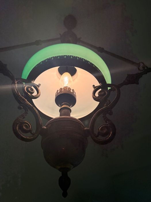 Candeeiro suspenso antigo em latão com cúpula em vidro verde opalino