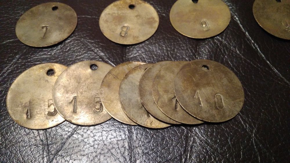 Breloki mosiężne numerowane