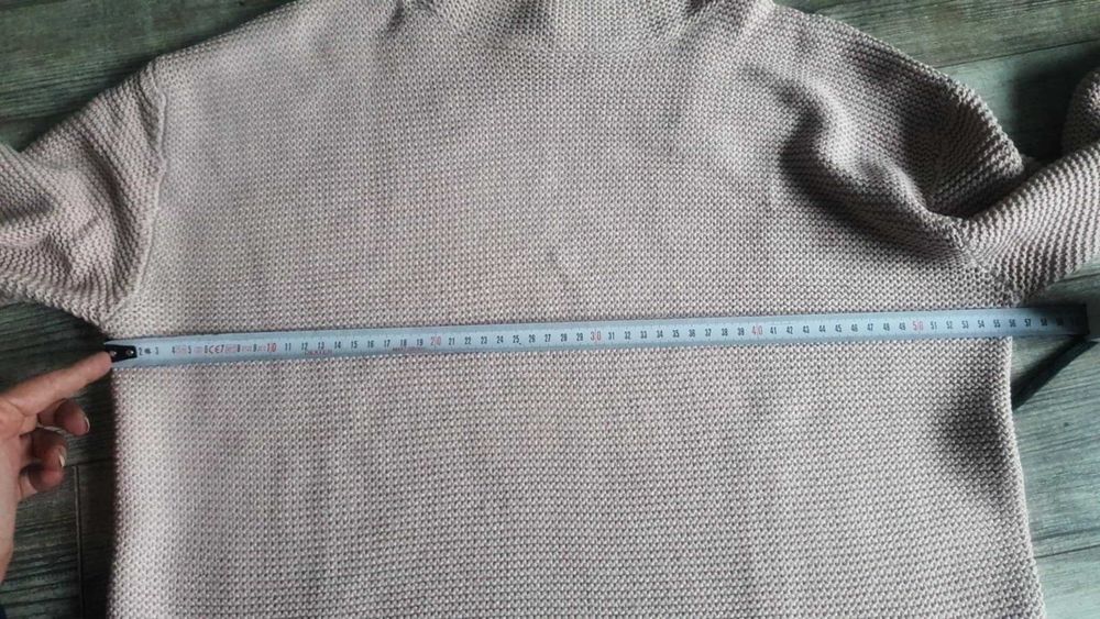 Pudrowy sweter z golfem, luźny krój, 100% akryl Rozmiar S