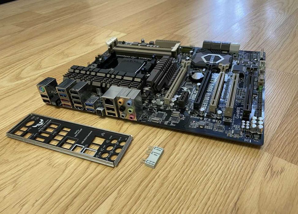 ТОП ЖИР плата ASUS SABERTOOTH 990FX R2.0 ( +Crosshair V Formula z)