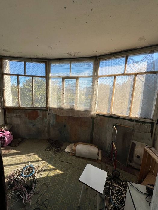 Продаётся 4-комнатная квартира под ремонт, Черноморск.