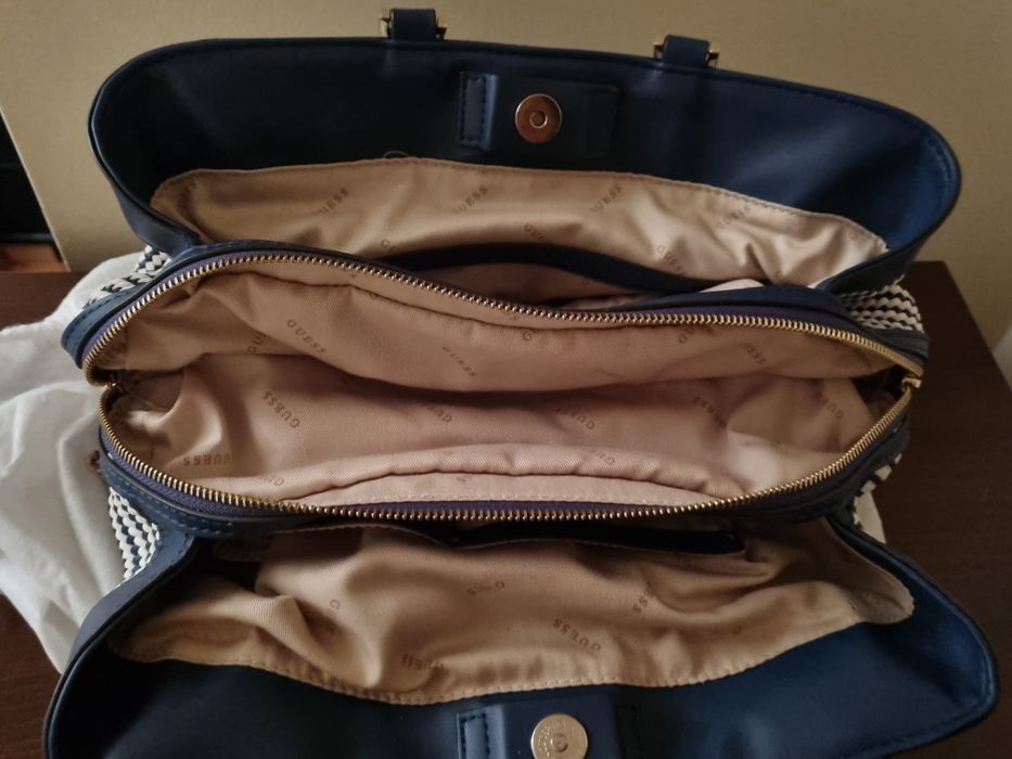 Bolsa e carteira da GUESS