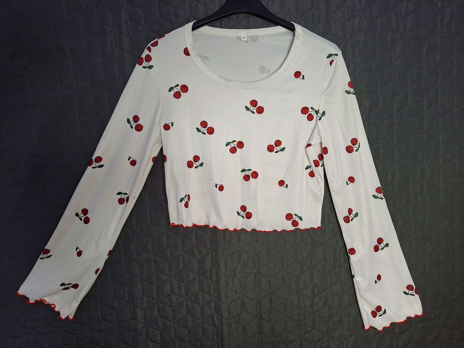 Biały komplet - piżama w wiśnie, prążkowany, crop top + spodnie