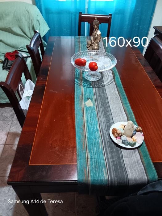 Mesa c/cadeiras e aparador em separado mogno na Amora