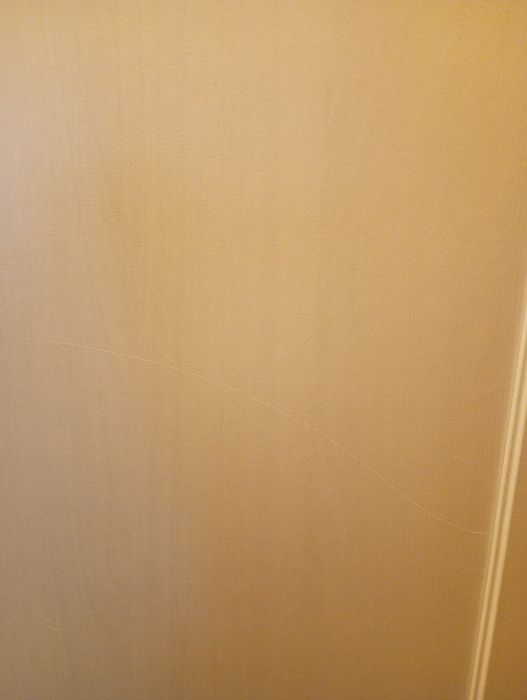 Biała szafa trzydrzwiowa z lustrem Ikea