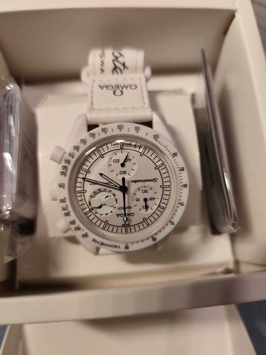 relógio inspirado no icónico modelo Omega x Swatch