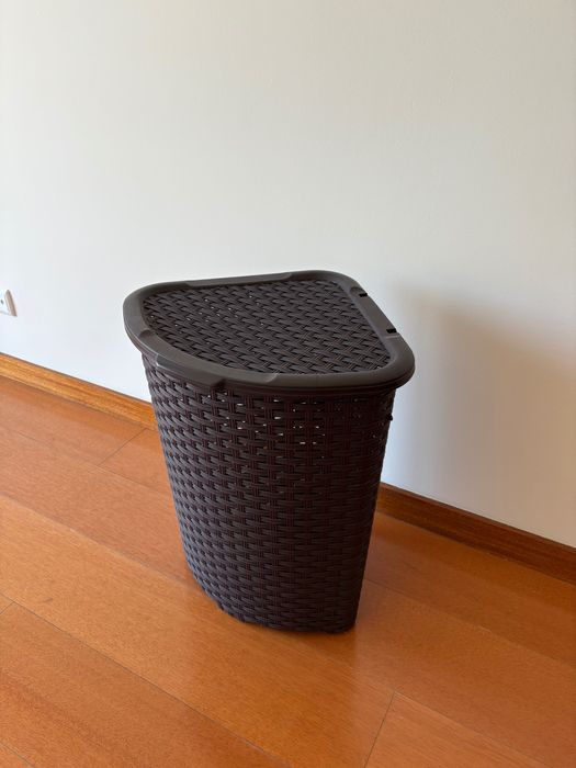 Cesto castanho plástico