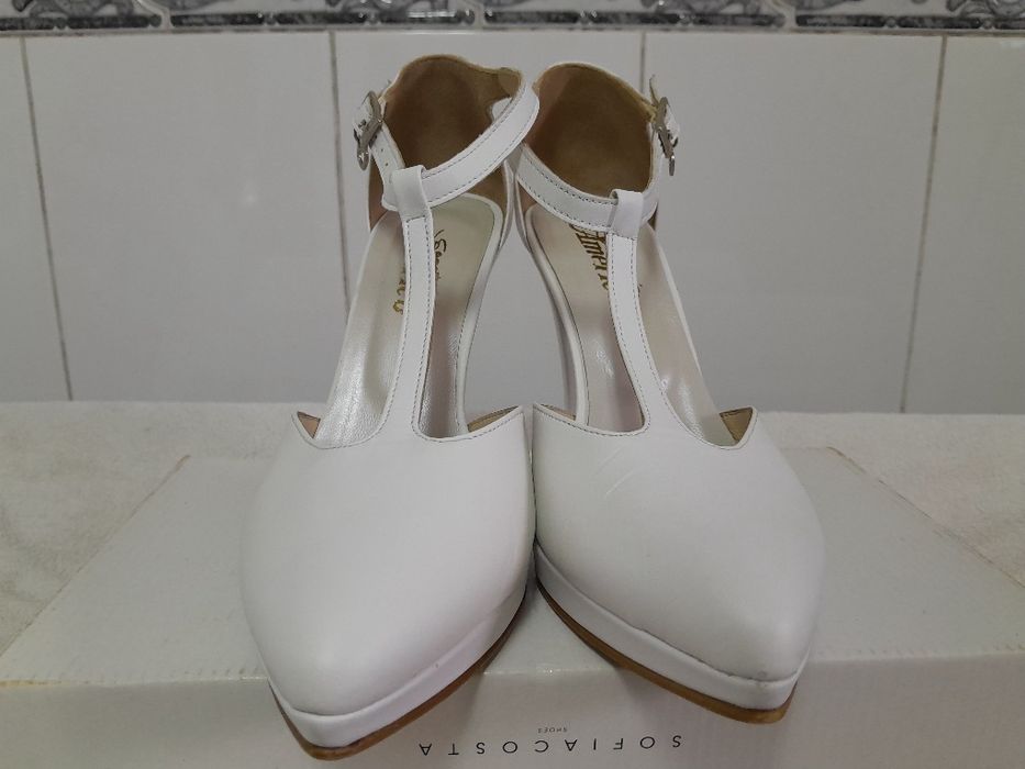 Sapatos brancos de salto alto