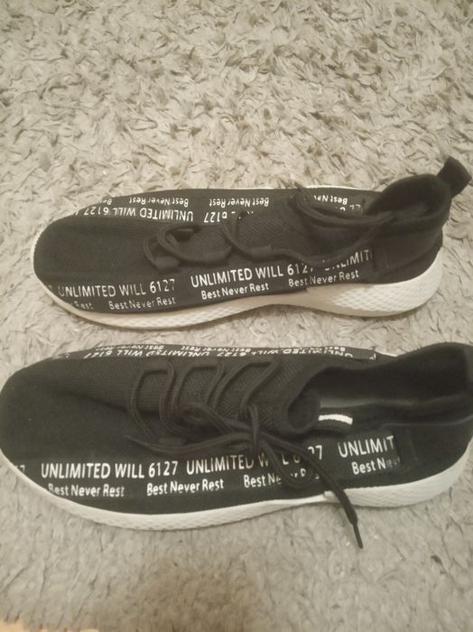 Buty sportowe chłopięce nr 38.