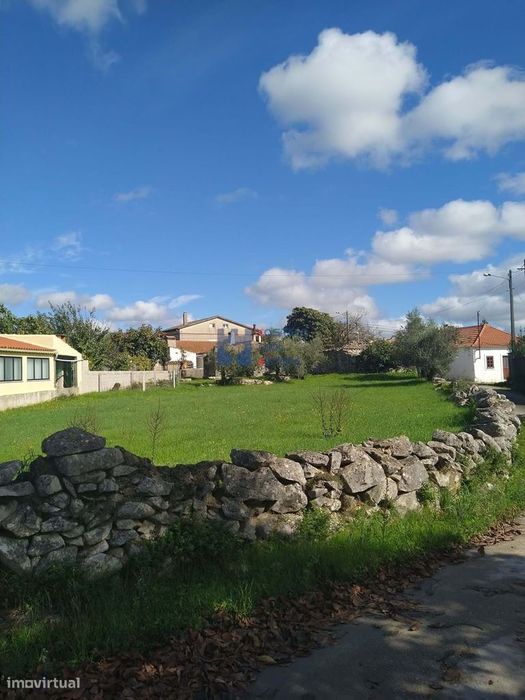 Moradia em ruina com terreno em Maxieira