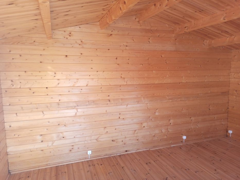 Casa de madeira com 20m2(5m por 4m) com AC e electricidade
