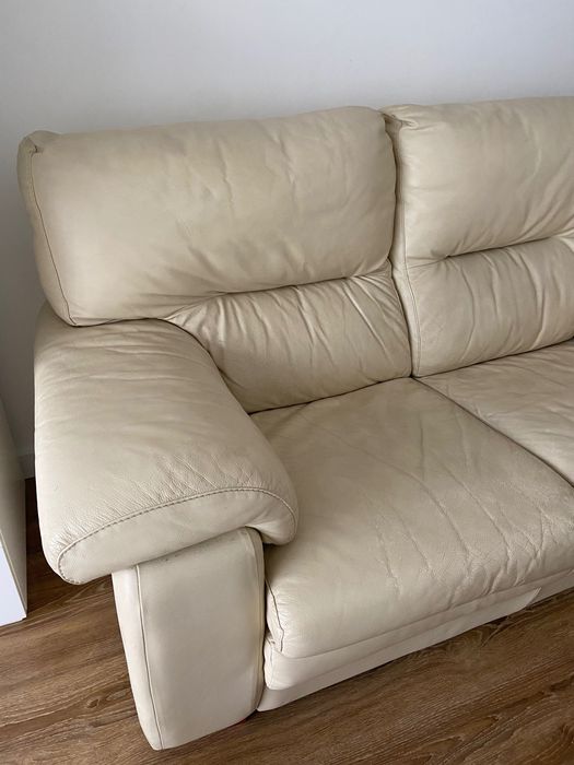 2 sofás imitação de pele bege