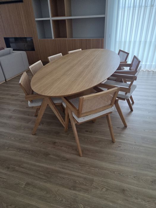 Mesa e 8 cadeiras
